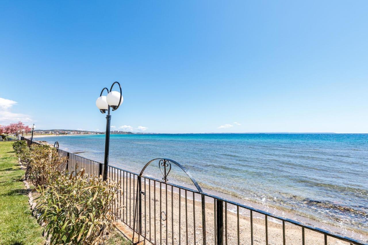 Apartment Next To The Sea Paralia Dionysiou Bagian luar foto
